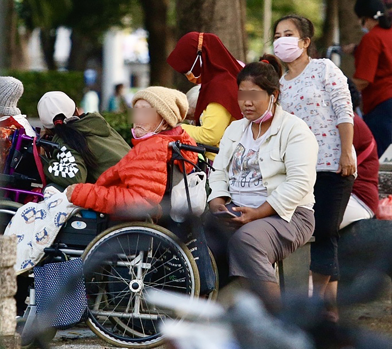 圖為外籍看護與雇主。資料照。(圖：中央社)