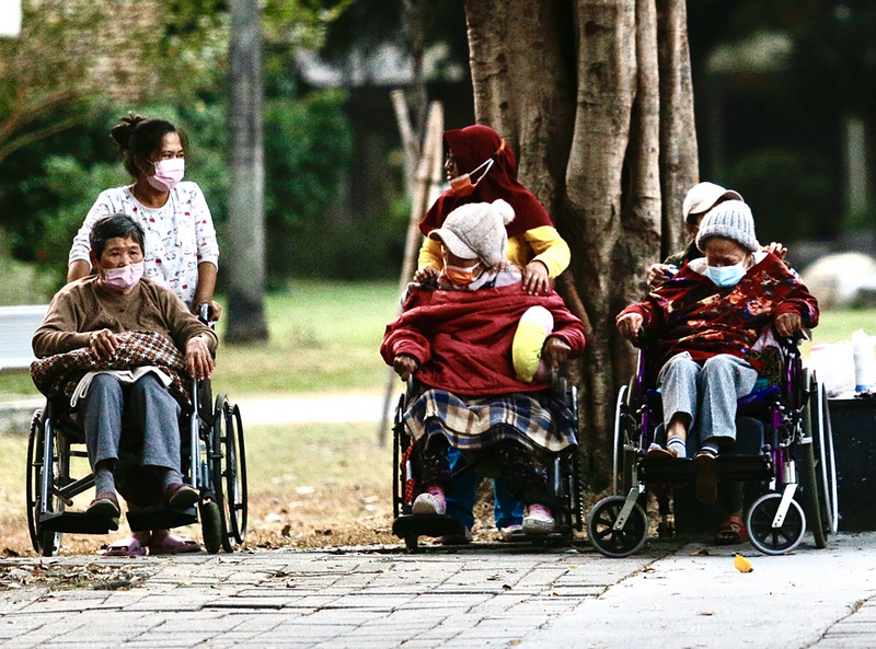 家庭照顧者關懷總會等民間團體呼籲健保會能加速通過「建立住院整合照護計畫」。(圖：中央社)