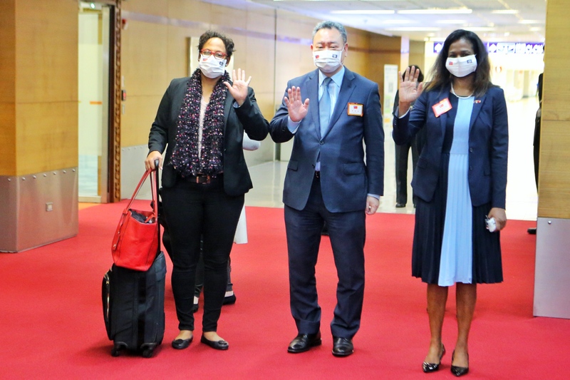 台灣友邦貝里斯國會眾議院議長伍姿（左1）應邀訪台，一行人搭乘長榮航空班機於清晨5時14分抵達桃園國際機場，伍姿下機步出國賓室後親切地向記者揮手致意，隨即離去未發表談話。 (圖：中央社)