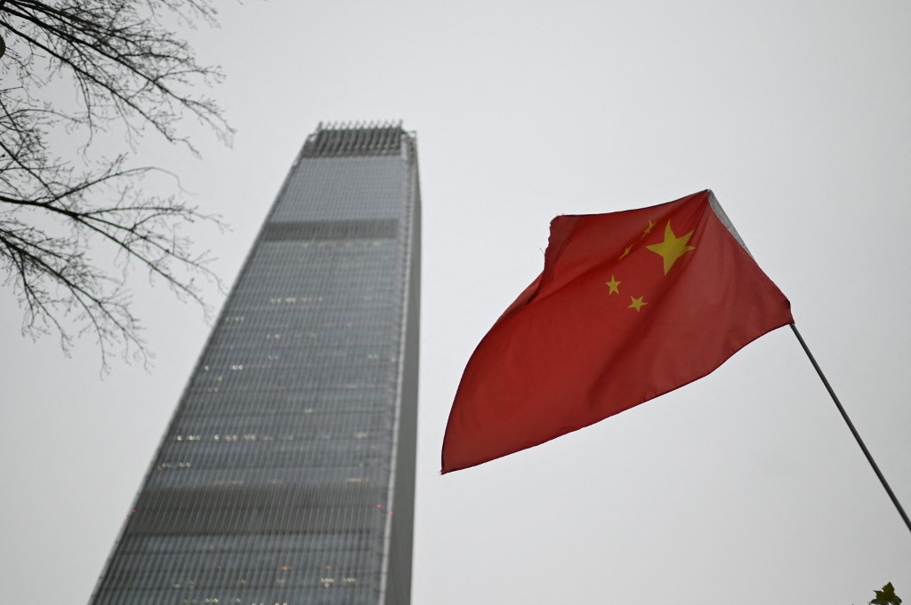 美智庫報告示警，中國在人工智慧和數據收集技術進步，尤其是包括DeepSeek等大語言模型的出現，恐進一步加劇北京對國內社會的控制。圖為北京國貿三期前的中國五星旗。(AFP)