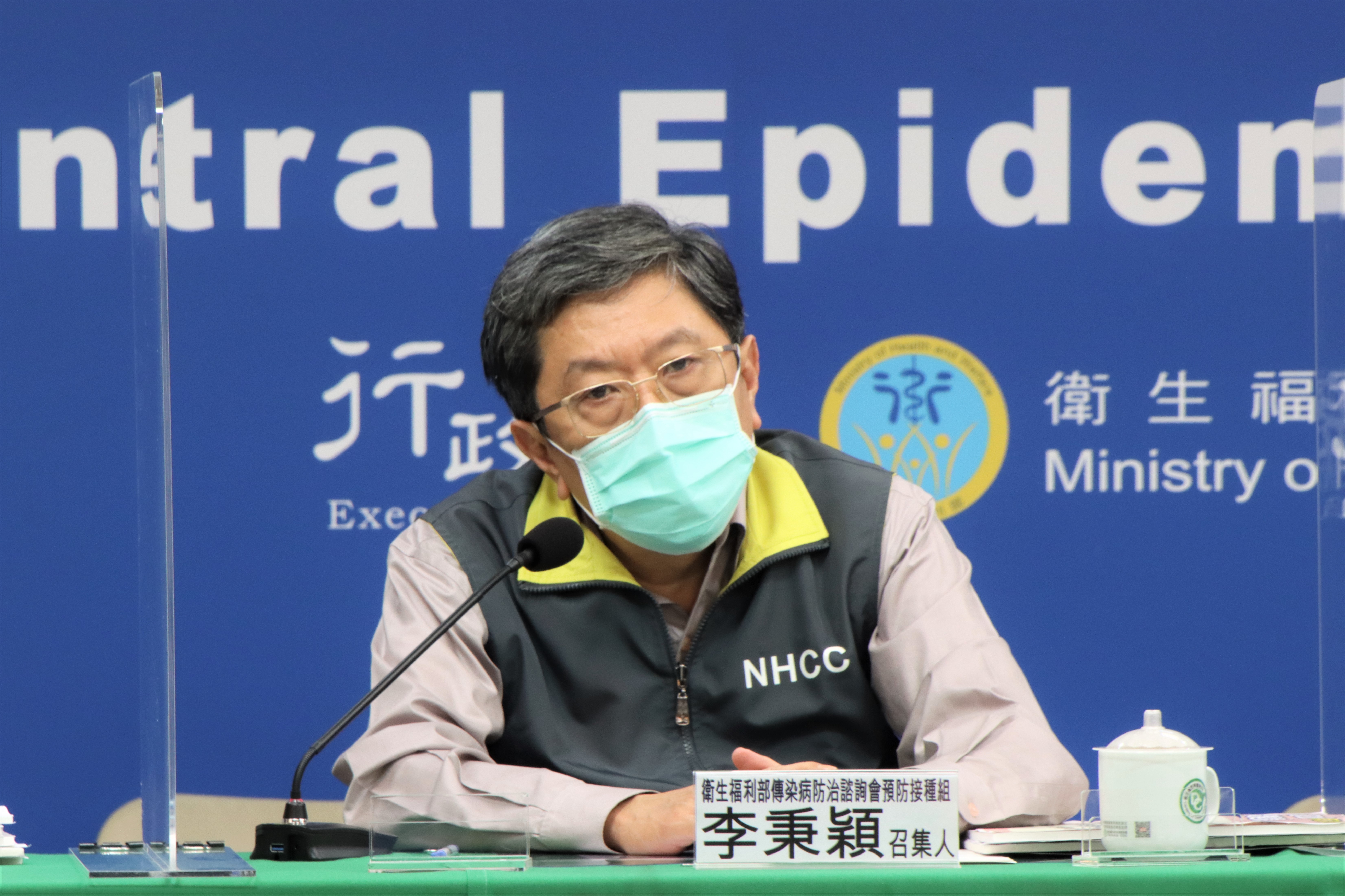 針對第三劑，李秉穎建議，前兩劑接種mRNA疫苗者可維持原廠牌；接種AZ或高端者則可任選。(指揮中心提供)
