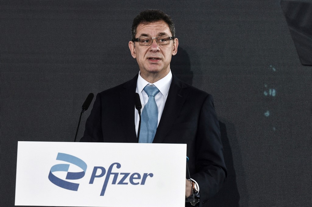 美國輝瑞大藥廠(Pfizer)執行長博爾拉(Albert Bourla)22日表示，一年接種一次COVID-19(2019年冠狀病毒疾病)疫苗，在對抗疫情上會比更頻繁地施打追加劑來得好。 (AFP)