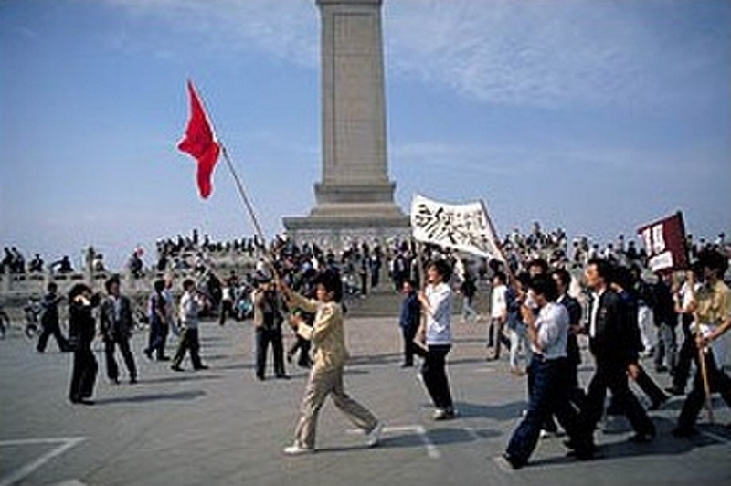 在人民英雄紀念碑附近示威的學生。(圖：維基百科)