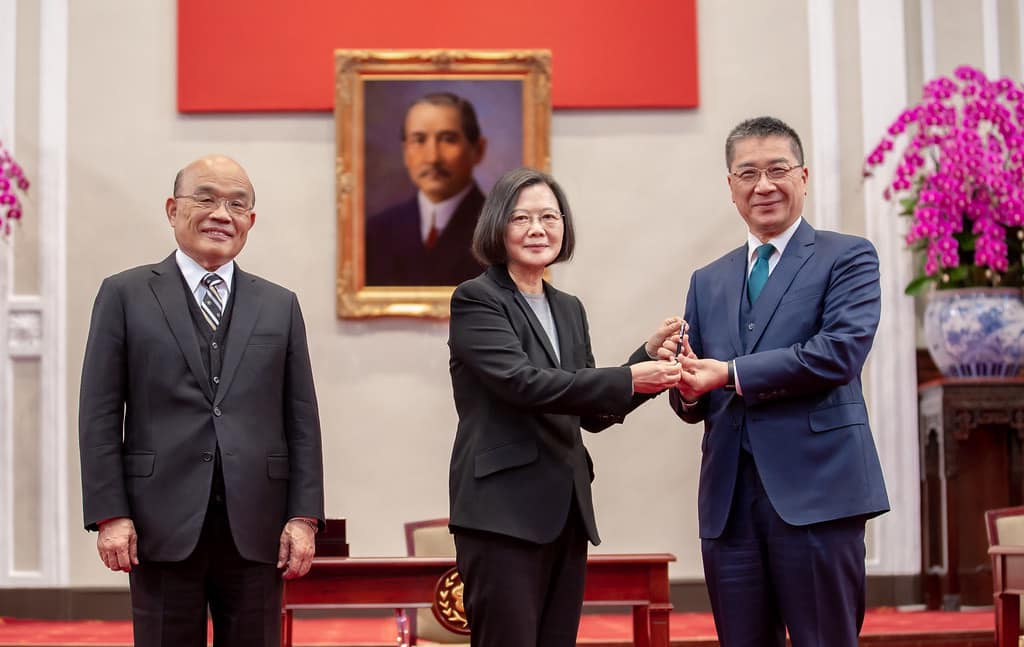 總統蔡英文(中)1日正式簽署「跟騷法」，並將簽署用筆致贈給內政部長徐國勇。(徐國勇臉書)