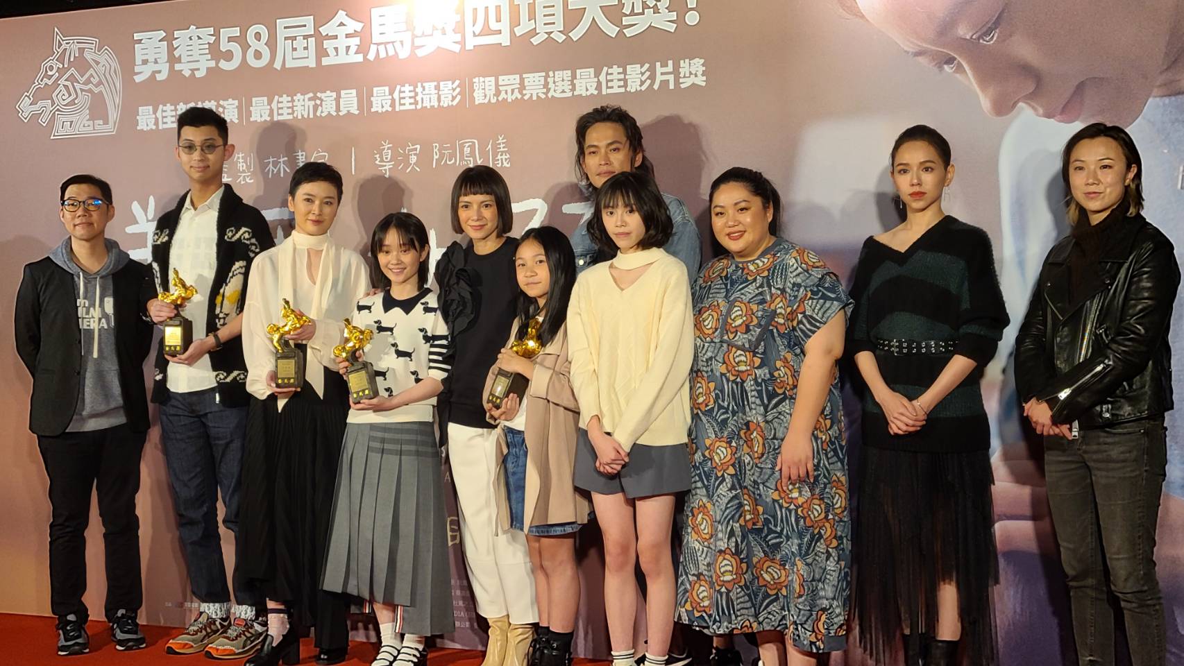 《美國女孩》本週末上映，1日首映會上，金馬影后李心潔(左四)現身力挺。(江昭倫攝)