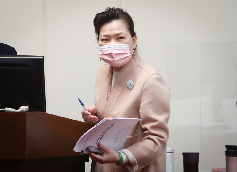 經濟部長王美花（圖）表示，投資台灣三大方案將延長3年，利率優惠則大方向不變，且會納入減碳要求。資料照片。(圖：中央社)