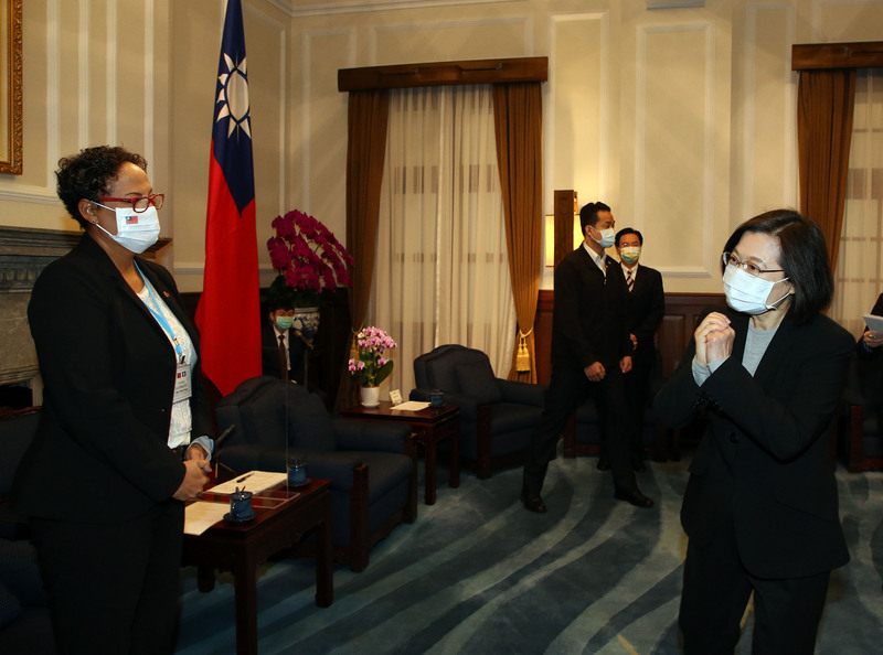 「2021年開放國會論壇」即將登場，總統蔡英文（右）1日上午在總統府接見貝里斯國會眾議院議長伍姿（Valerie Woods）（左）等訪賓。 (圖：中央社)