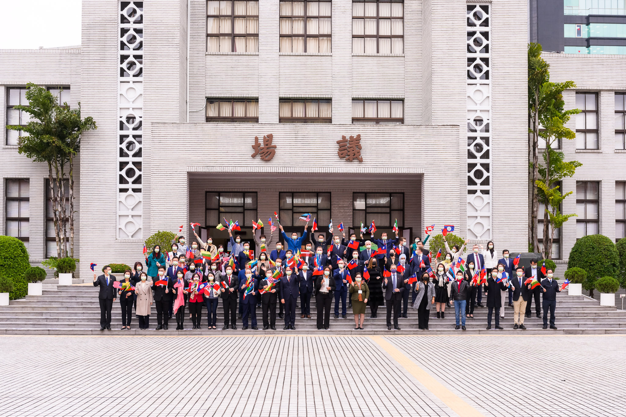 波羅的海三國（立陶宛、愛沙尼亞及拉脫維亞）國會議員，與墨西哥國會議員及貝里斯國會眾議院議長伍姿（Valerie Woods）、美國國際民主協會（NDI）會長米德偉（Derek Mitchell）等人近日先後抵台，1日到立法院訪問。（圖：立法院提供）