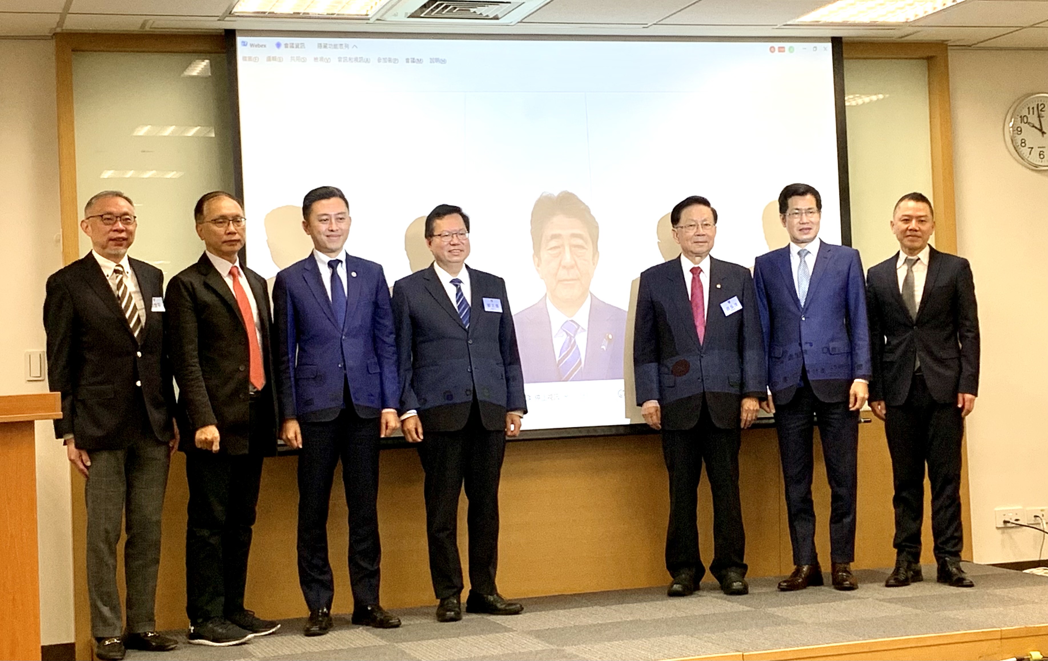 國策研究院、陳啟川基金會及當代日本研究學會協辦的「影響力論壇」今天舉行，邀請日本前首相安倍晉三以視訊發表演說，會後與會者與安倍共同合影。（陳文蔚 攝）