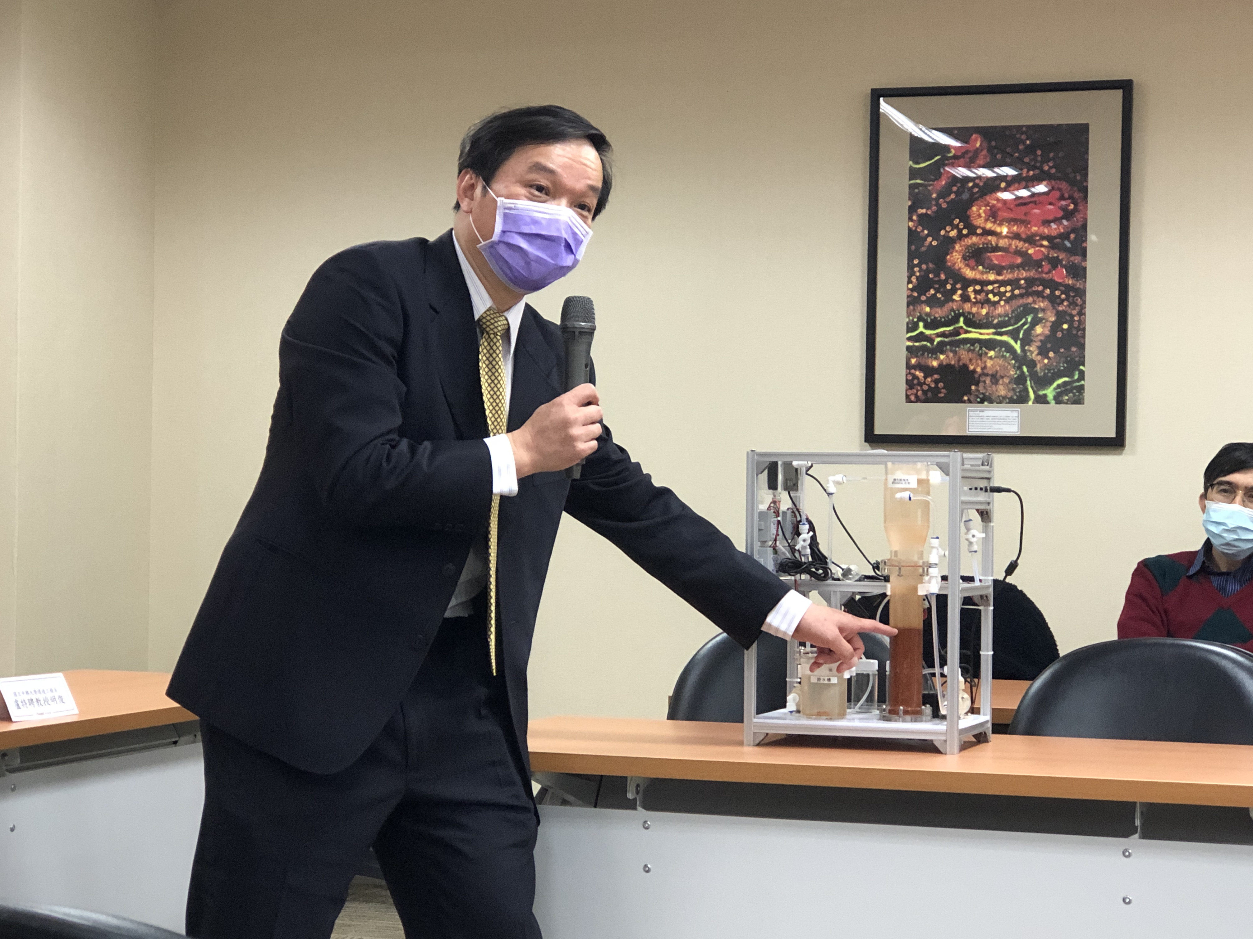國立中興大學環境工程系盧明俊特聘教授研發獨步全球的先進結晶技術，並在現場展示結晶廠模型。(楊文君攝)