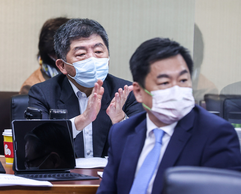 立法院社會福利及衛生環境委員會2日邀請衛福部長陳時中（後）針對「面對COVID-19變異病毒Omicron疫情威脅，我國疫苗、邊境管理政策因應作為、COVID-19口服藥研發採購及審查進度」等進行專題報告並備質詢。前為內政部政務次長陳宗彥。 (圖：中央社)