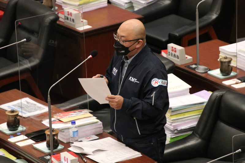 高雄陳姓女子還沒離婚前與國民黨高雄市議員蔡武宏交往，並在離婚後生下一子，陳女前夫得知兒子非親骨肉向兩人提告侵害配偶權求償，高雄地院判決蔡武宏不知情不需賠償，全案可上訴。圖為蔡武宏2日在市議會質詢。中央社記者董俊志攝  110年12月2日 (圖：中央社)