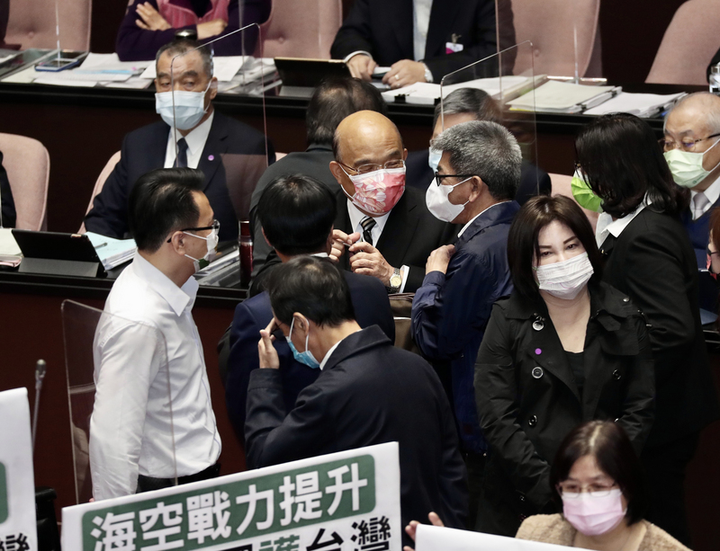 立法院會3日邀請行政院長蘇貞昌（中）等列席報告「海空戰力提升計畫採購特別預算案」。 (圖：中央社)