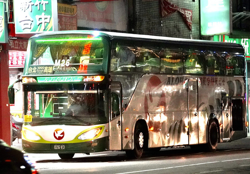 原本規劃在去年12月14日停駛的阿羅哈客運，10日再度宣布，台北高雄、台北嘉義路線平均載運人數仍不理想，將經營到19日凌晨0時止。(圖：中央社)