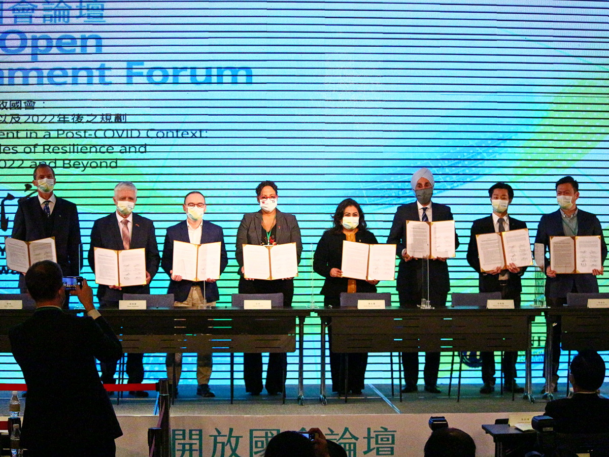 開放國會論壇與會貴賓3日簽署聯合聲明，呼籲開放社群應增進對台灣的支持與合作 (央廣記者王照坤 攝)