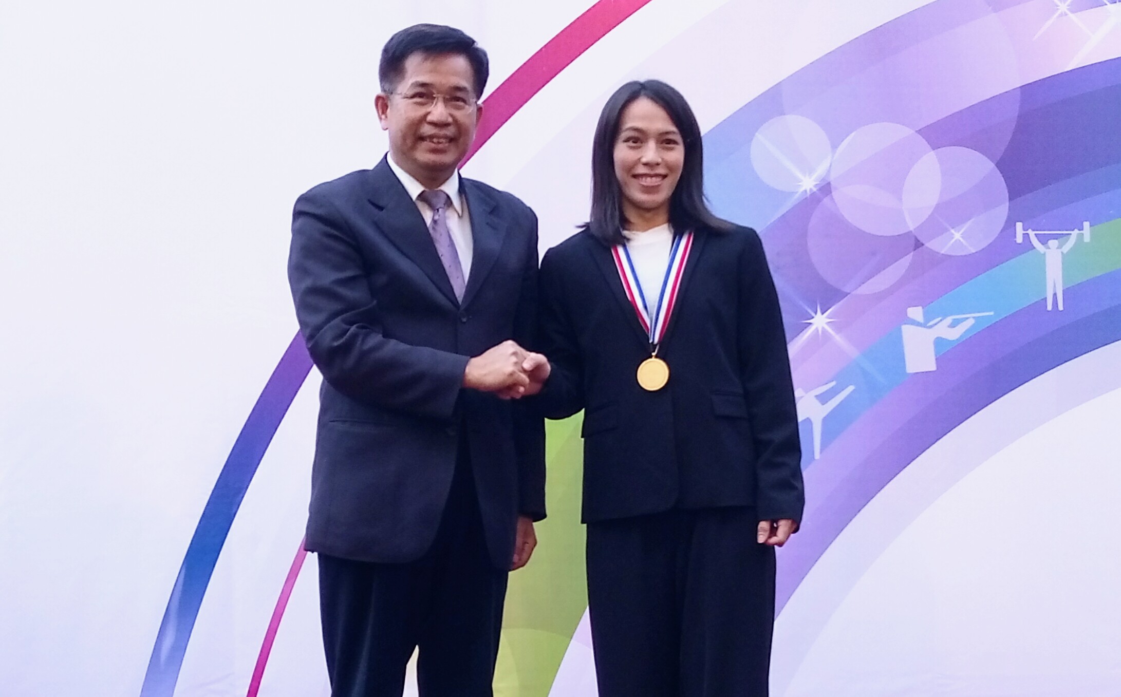 教育部長潘文忠(左)頒給郭婞淳(右)國光體育一等金質獎章。(陳國維 攝)