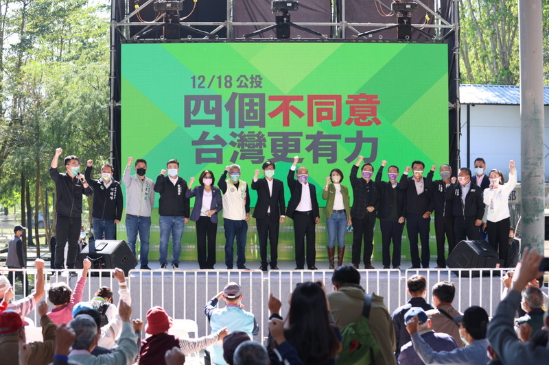民進黨立委邱議瑩4日上午在旗山糖廠芭娜娜探索露營區舉辦公投說明會，行政院長蘇貞昌（左8）、高雄市長陳其邁（左7）與農委會主委陳吉仲（右5）等人站台助講，呼籲投下「4個不同意」守護台灣。（民進黨高雄市黨部提供）中央社記者蔡孟妤傳真  110年12月4日 (圖：中央社)