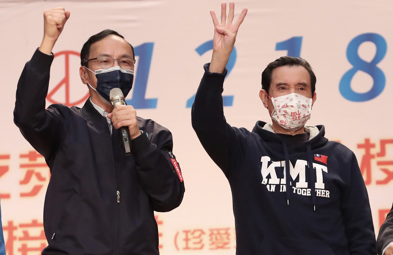 前總統馬英九(右)、國民黨主席朱立倫(左)4日在新北市宣講4項公投要投同意票。(圖：中央社)