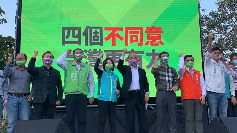 4大公投18日將投票，行政院長蘇貞昌(左5)4日到台南市新營區參與公投說明會，全力為公投宣講。(圖：中央社)