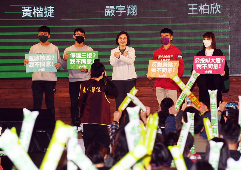 總統蔡英文（後中）4日在台北出席民進黨舉辦的「辣台派開講1218返鄉日」活動，與青年朋友同台，並在胸前比出打叉手勢，呼籲18日4大公投案要投下「4個不同意」。 (圖：中央社)