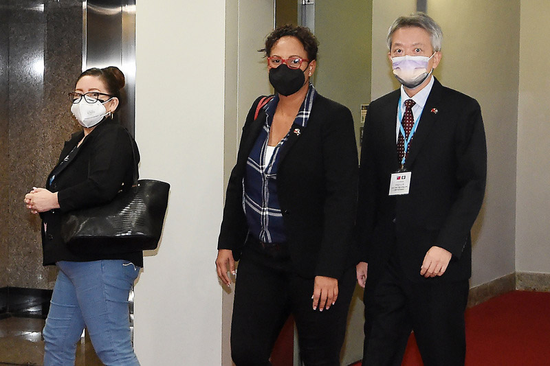 台灣友邦貝里斯國會眾議院議長伍姿(中)結束訪台行程，4日晚間從桃機搭乘長榮班機離台。(圖：中央社)
