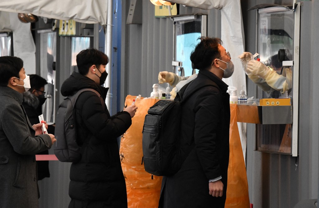 南韓COVID-19疫情單日確診首次突破7千例。圖為首爾檢測站。(AFP)