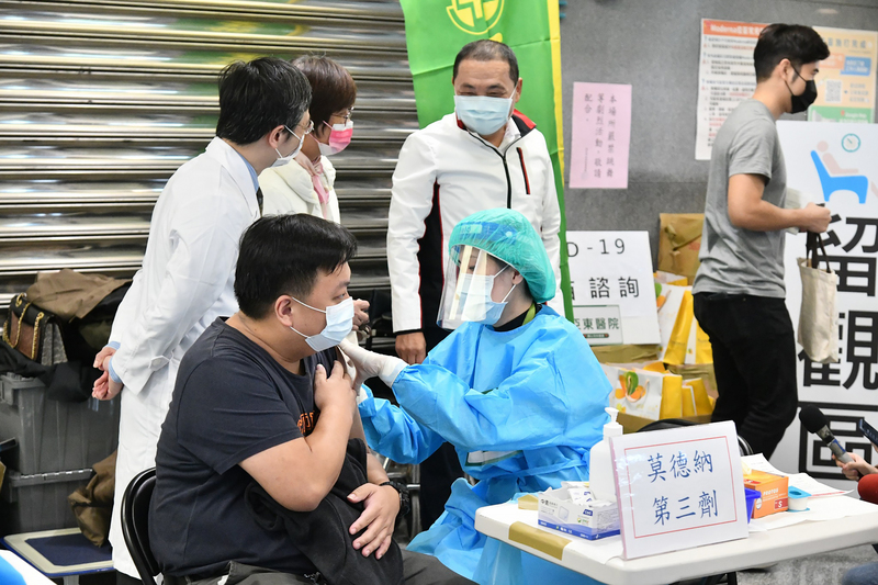 新北市歡樂耶誕城活動期間，新北市政府在2樓西側公共迴廊設置疫苗接種站，提供週休假日疫苗施打。 (圖：中央社)