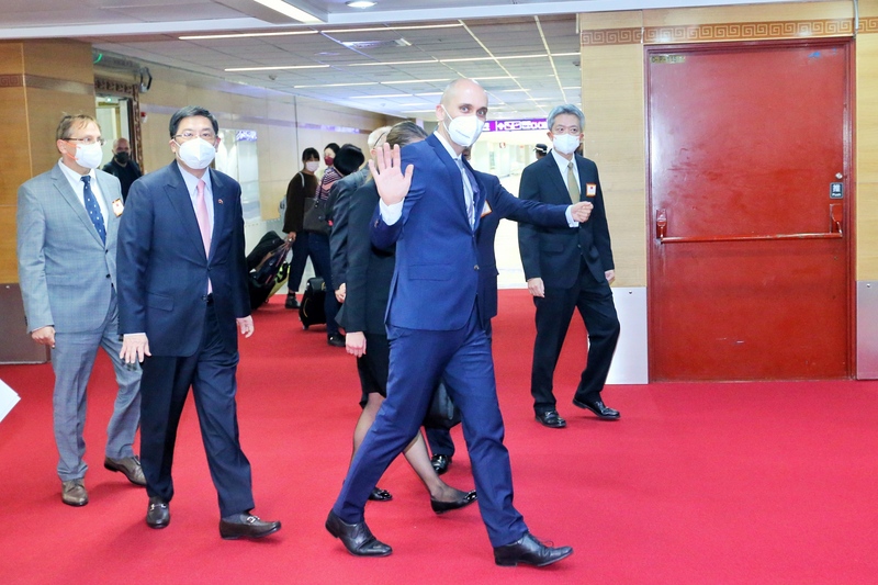 斯洛伐克經濟部次長葛力克（前右）率領43人訪問團，5日下午搭乘專機訪台。 (圖：中央社)