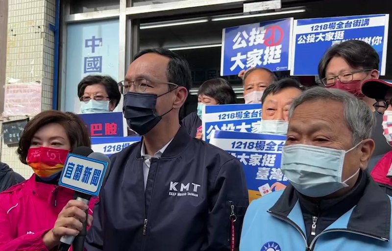 民進黨立委高嘉瑜遭男友林秉樞施暴案牽連出民進黨網軍案。國民黨主席朱立倫（前中）6日接受媒體聯訪時表示，民進黨靠網軍奪權又靠網軍治國，最後網軍會毀掉台灣。（國民黨提供）