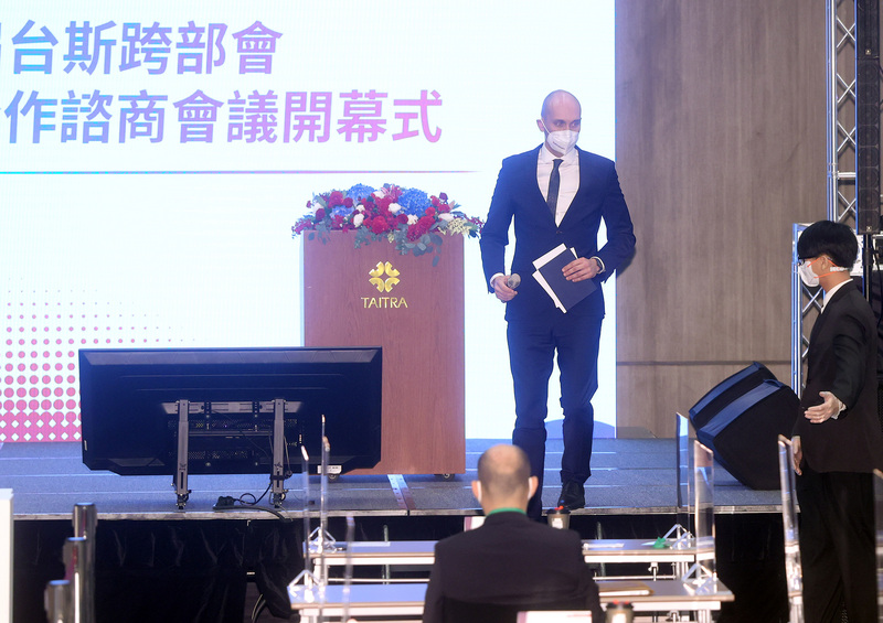 第一屆台斯跨部會經濟合作諮商會議開幕典禮6日在台北南港展覽館2館舉行，斯洛伐克經濟部政務次長葛力克（Karol Galek）（後）出席，並在致詞尾聲用英文與中文各說一次，斯洛伐克支持台灣（Slovakiasupports Taiwan）。 (圖：中央社)