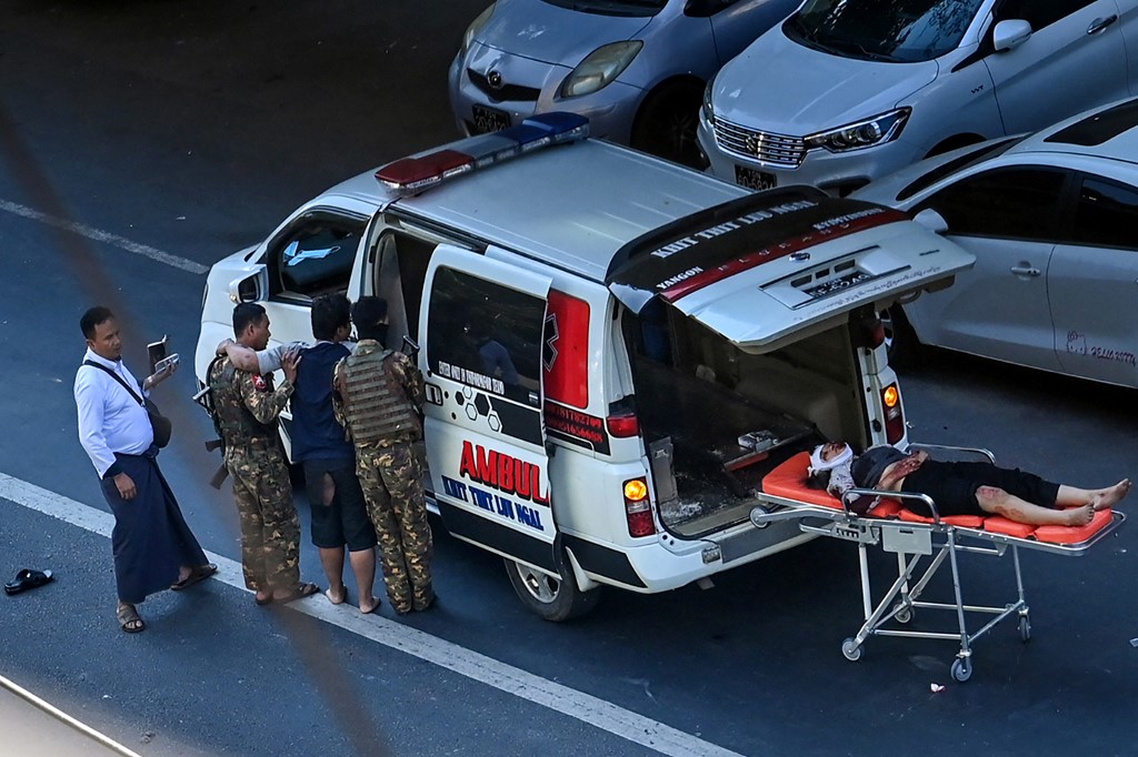 緬甸軍方5日開車衝撞和平示威者， 至少3人受傷。（AFP)