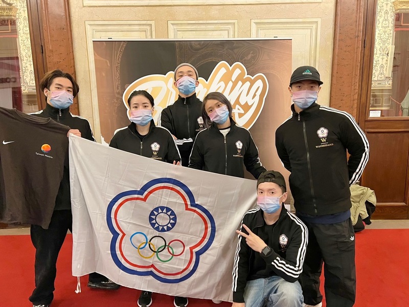 2021霹靂舞世錦賽中華台北隊4位選手出賽，選手孫振（左1）、楊巧薇（左2）、程聿寧（右2）、劉承德（右1），及領隊李奕釜（後排中）與教練徐培烝（下）。（李奕釜提供） (圖：中央社)