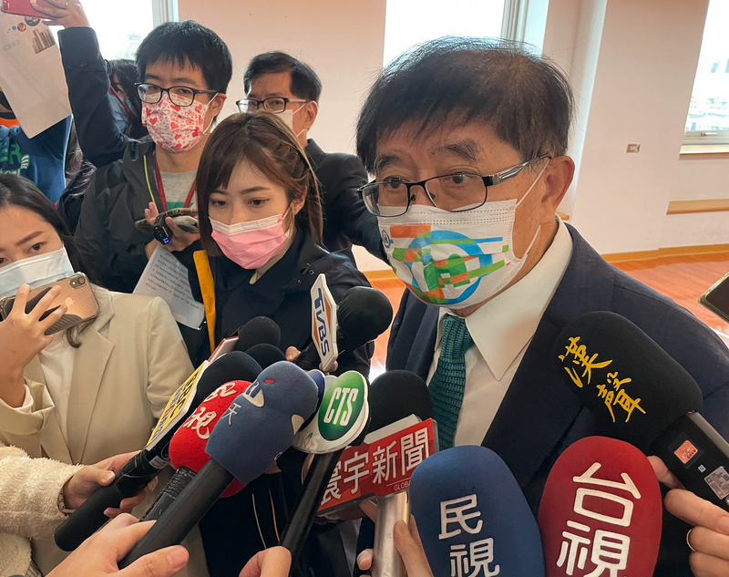 健保署長李伯璋（右）表示，快篩實名制系統已完成建置，通路以藥局為主，擬以身分證分流購買人潮。（ 資料照片／中央社）