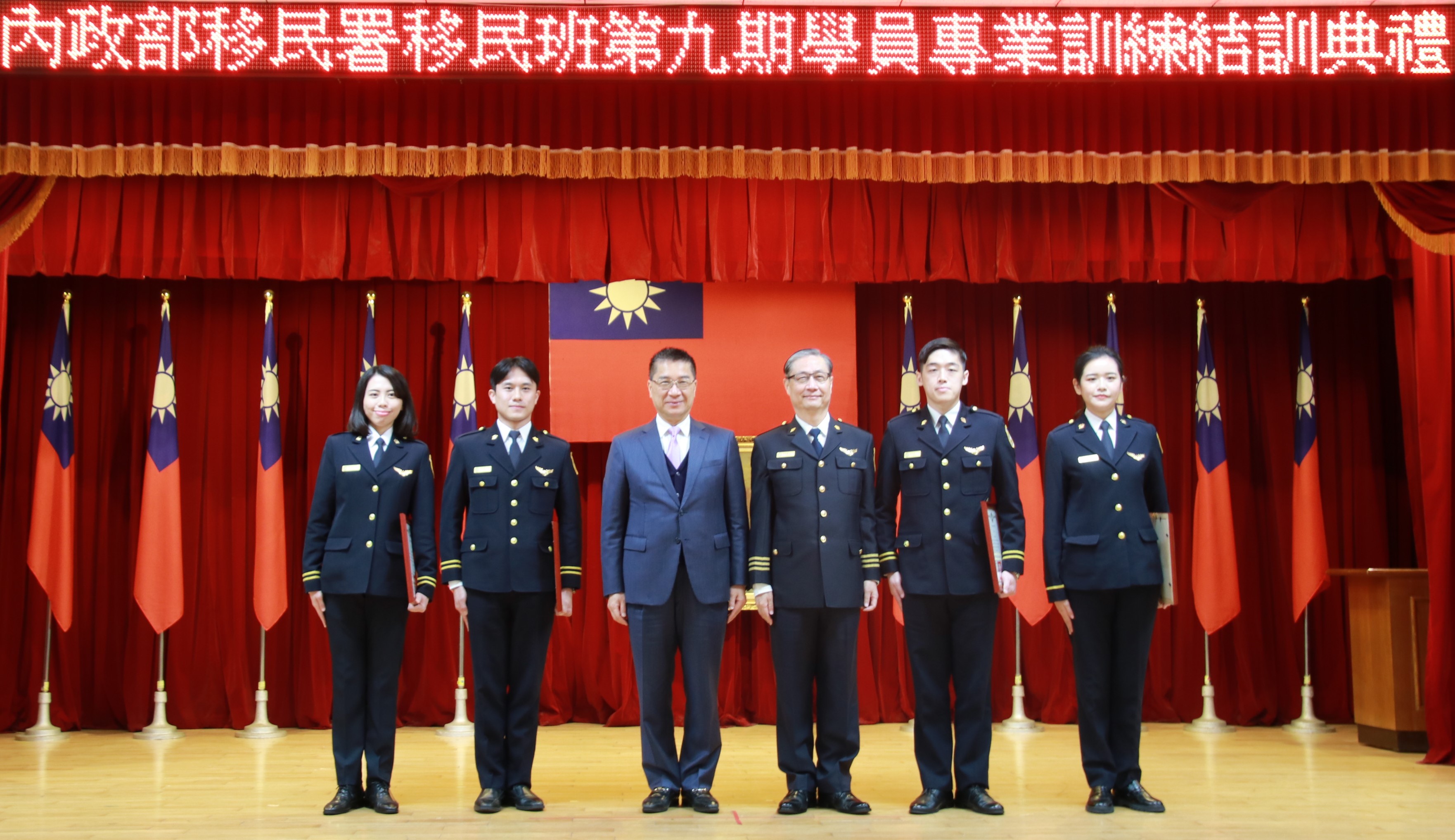 內政部長徐國勇(左三)7日出席移民班第9期學員結訓典禮。(移民署提供)