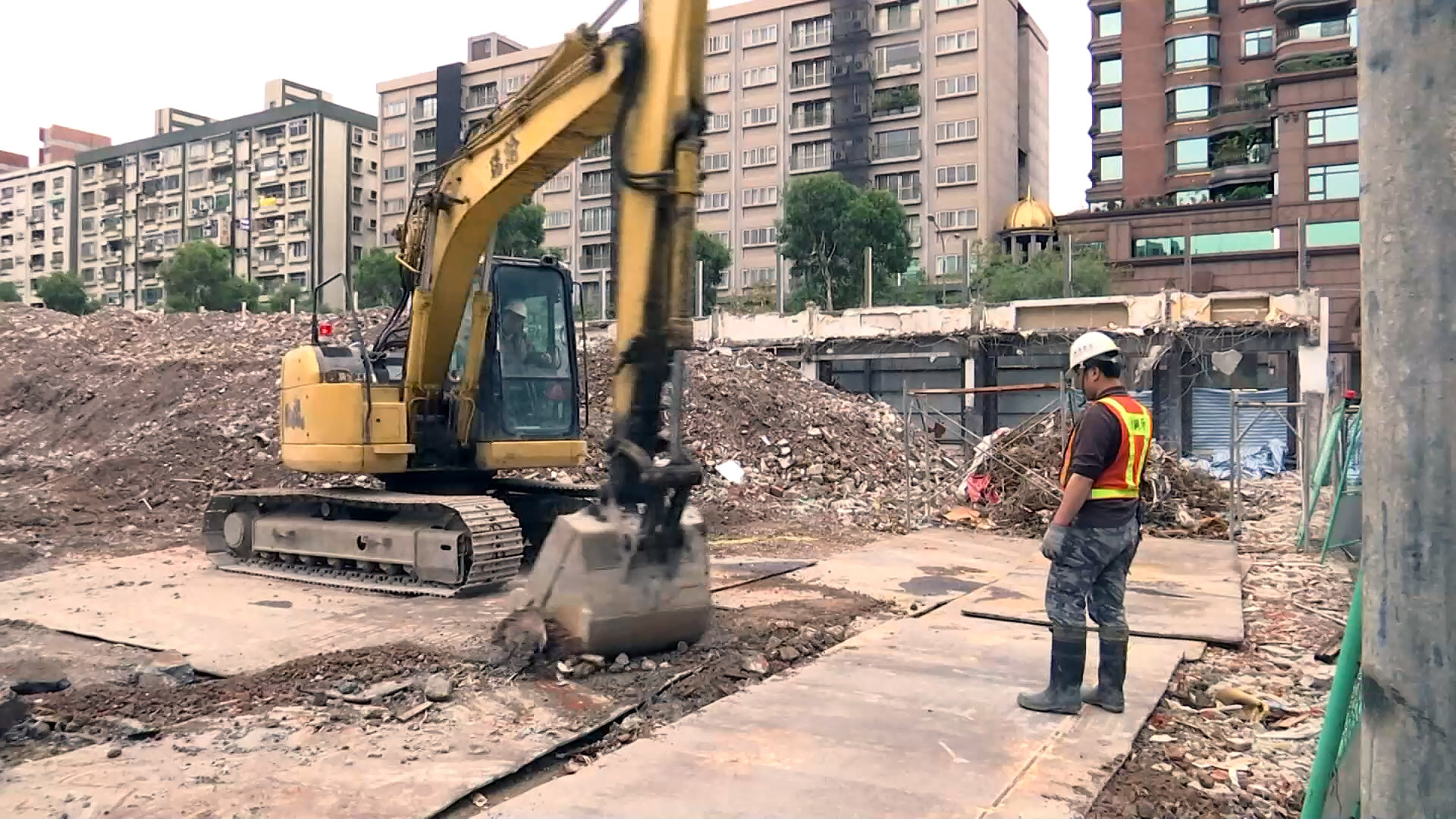 111年產業移工總薪資平均每月為新台幣3.2萬元；家庭看護工平均薪資為2.1萬元。（示意圖／Rti）