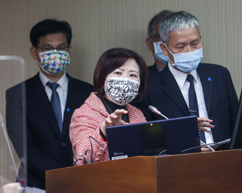 勞動部長許銘春8日於立法院衛環委員會答詢時表示，不會再有失聯移工因打疫苗而被逮案例。(圖：中央社)