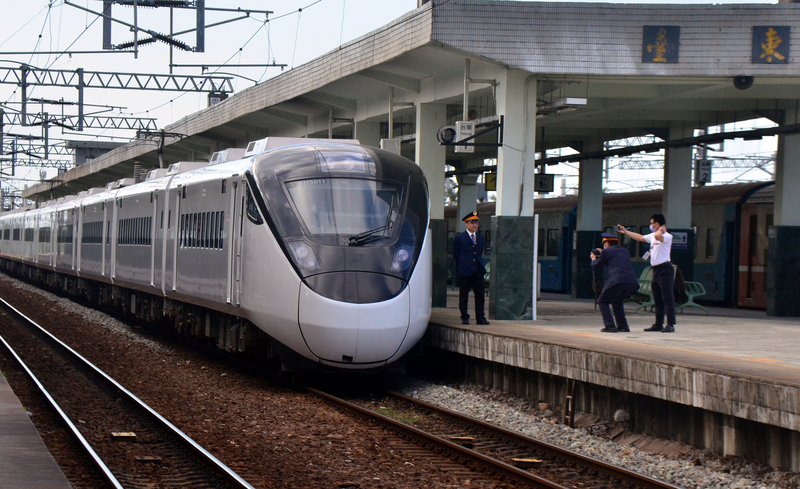 台鐵3日宣布，4月26日起調整列車時刻，並投入5車次EMU3000型特仕車替駛原PP自強號，參考台灣高鐵作法，試辦自由座，票價為自強號95折。(資料照/中央社)