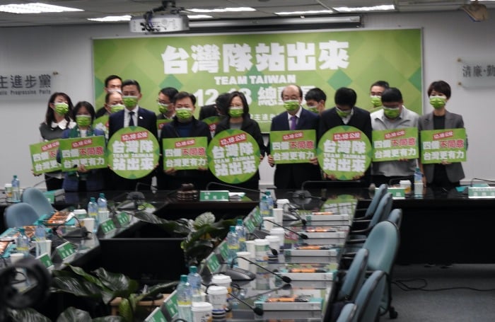 兼任民進黨主席的蔡英文總統今天(8日)在中常會上，下達全黨動員令，要求執政黨全體黨公職在最後10天走上街頭捍衛正確的政策（劉玉秋攝）