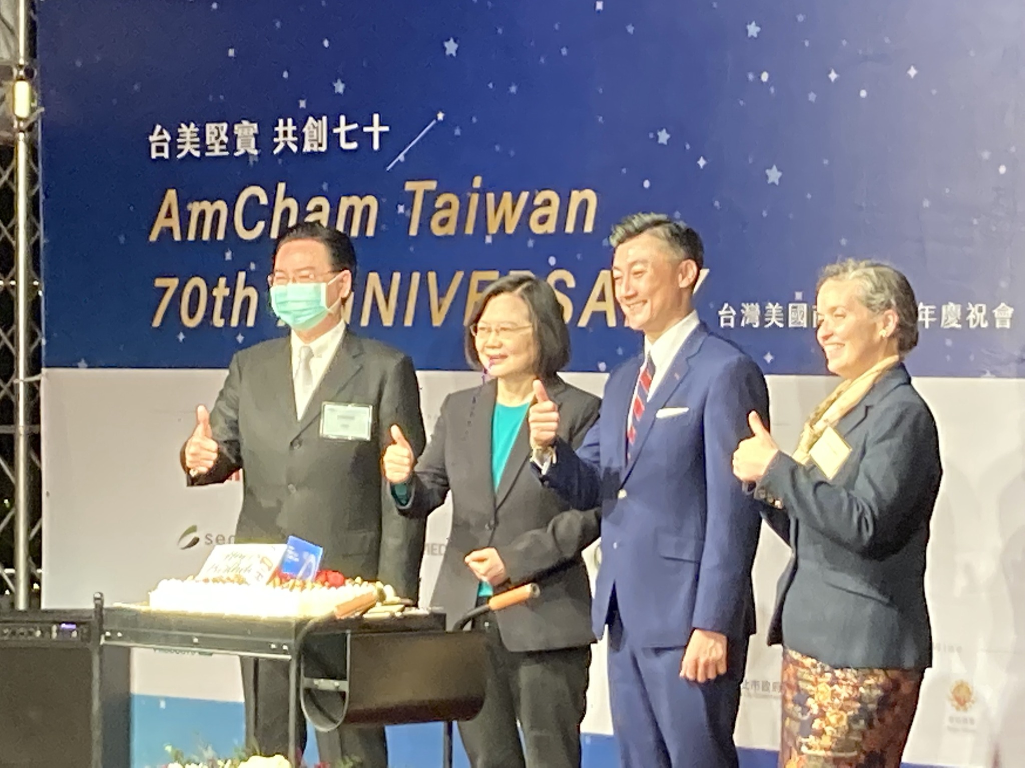 蔡總統(左二)出席台灣美國商會70週年慶祝活動。(謝佳興 攝)