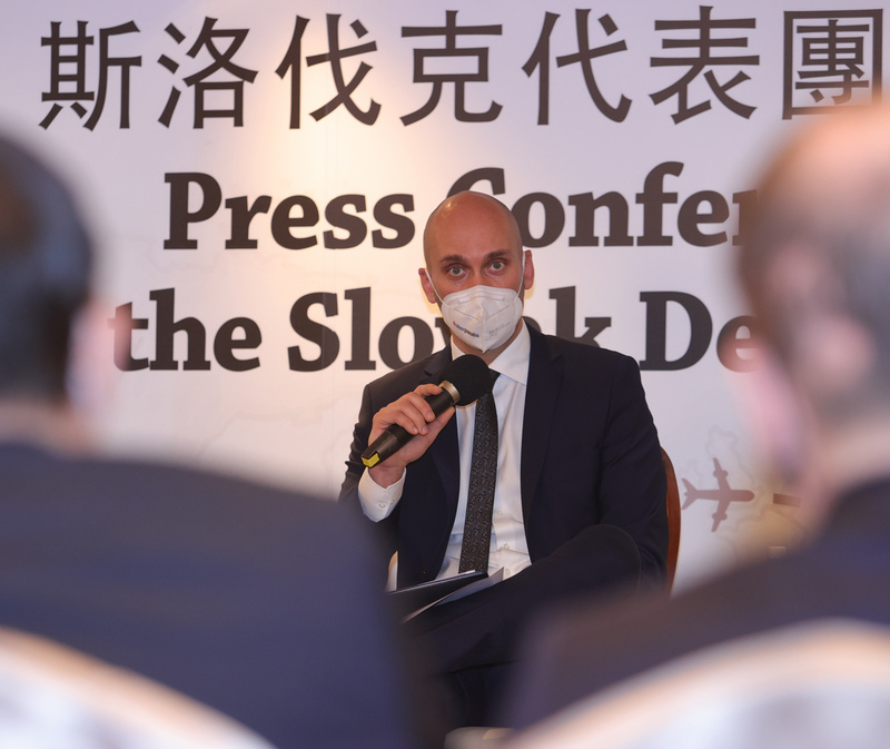 台灣與斯洛伐克9日簽署「第一屆台斯跨部會經濟合作諮商會議成果宣言」，為雙方在經貿、科研與觀光等領域的交流合作奠基。斯洛伐克經濟部政務次長佳雷克（Karol Galek）9日出席記者會並與媒體互動。中央社記者謝佳璋攝  110年12月9日 (圖：中央社)