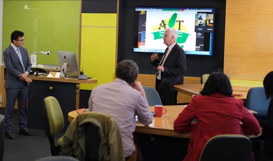 國家圖書館與澳洲國立大學舉辦學術研討會，吸引60多人報名參加，但實體會議室空間在當地防疫規範下，僅能容納47人，未中選者則透過線上直播參與。(國圖提供)