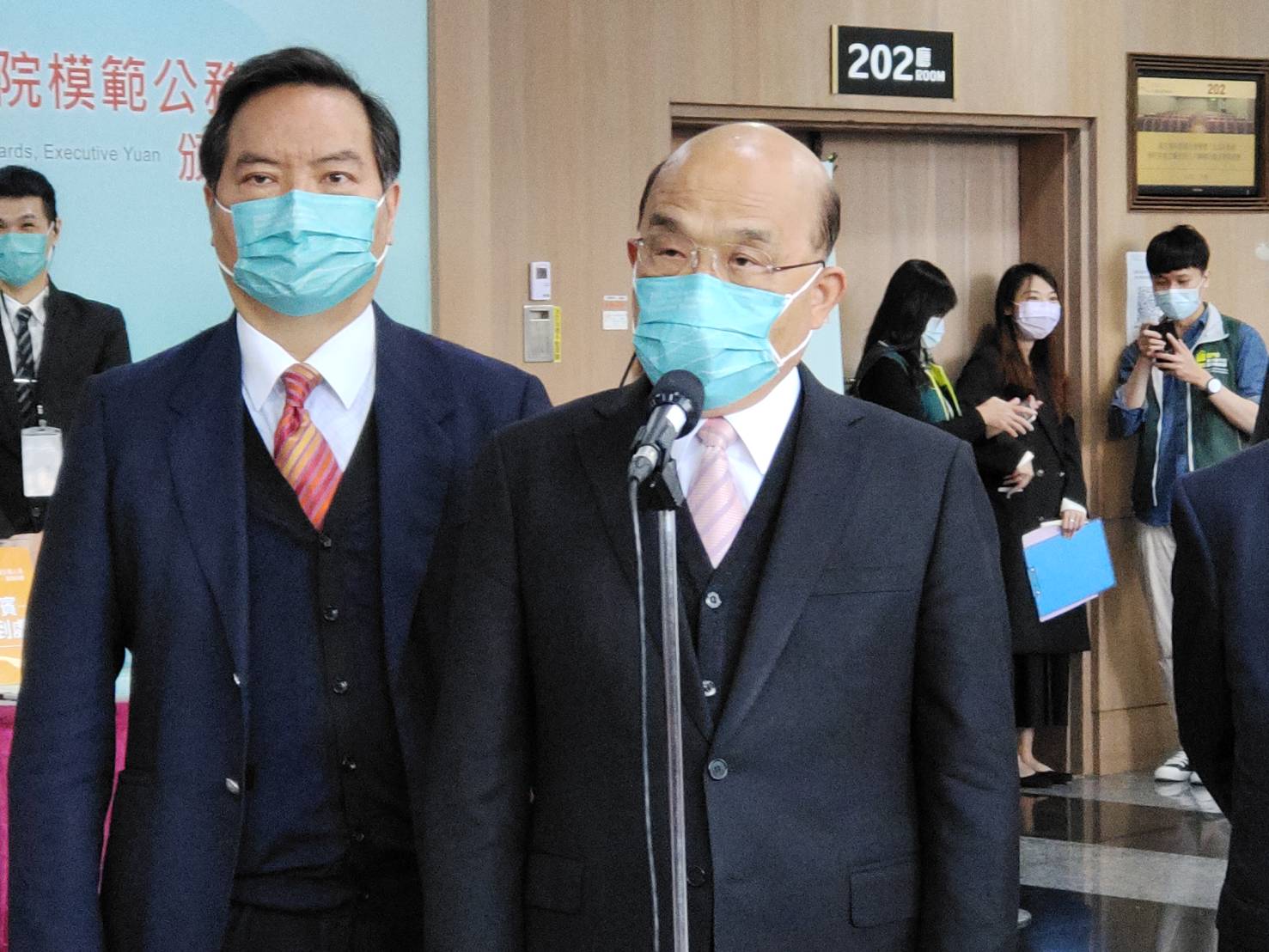 美國南加州爾灣台灣基督長老教會發生槍擊事件，行政院長蘇貞昌17日(右)對罹難者生命的消逝感到不捨。(資料照/王韋婷攝)