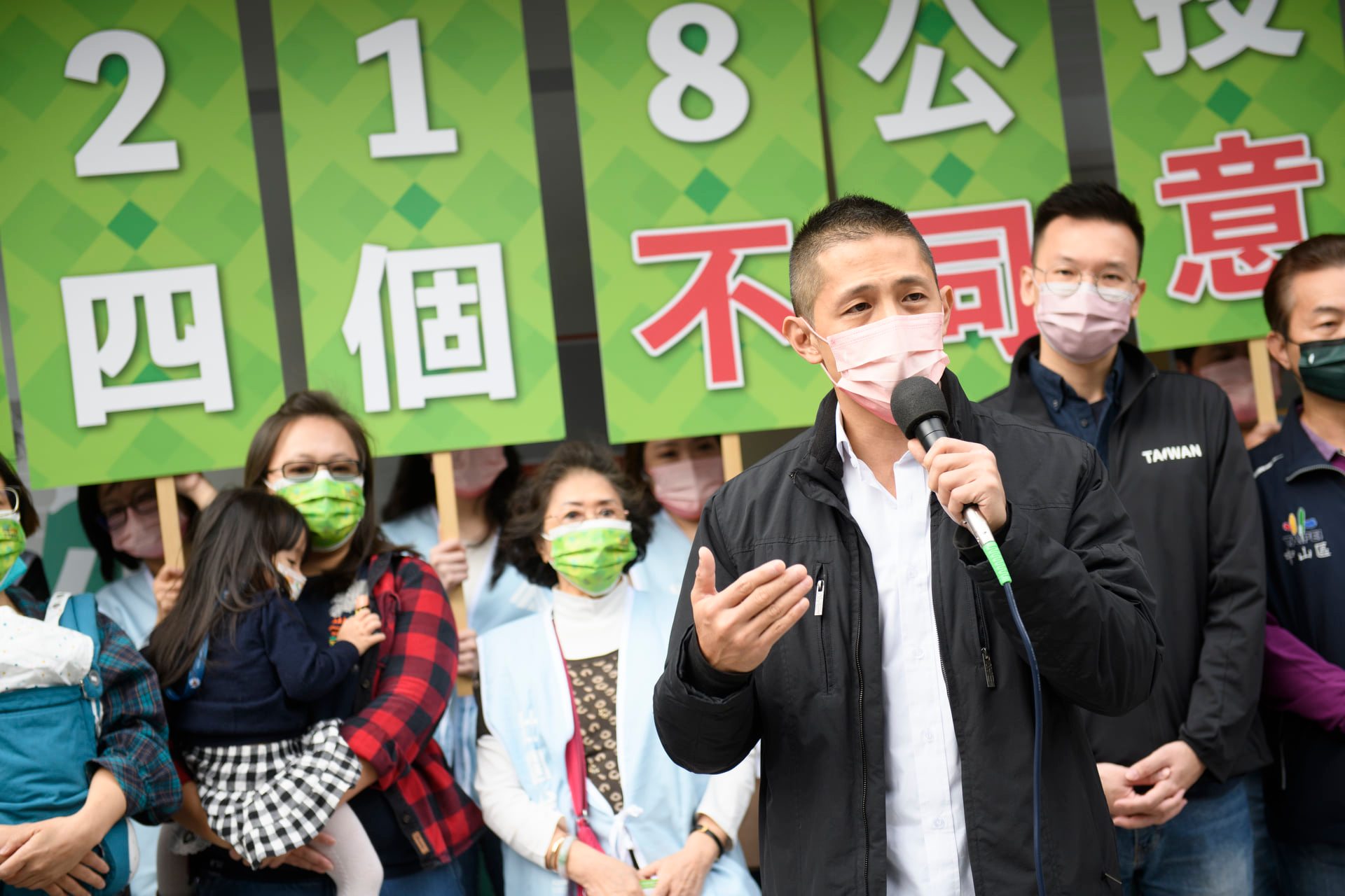 民進黨今10日啟動「台灣隊站出來、遍地開花總動員」衝刺行動計畫，由民進黨副秘書長林飛帆、台北市黨部主委吳怡農串連全台22縣市黨公職一同前進菜市場，受到民眾熱烈歡迎（圖：民進黨提供）