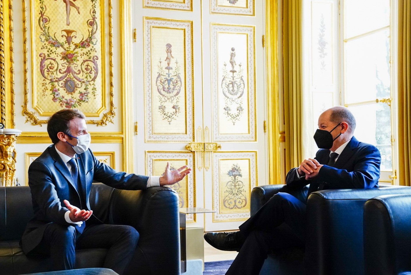 法國總統馬克宏(Emmanuel Macron)(左)10日在巴黎與來訪的新任德國總理蕭茲(Olaf Scholz)(右)舉行兩人以領袖身份的首次會晤時，稱讚他們2人「觀點趨同」(convergence of views)。(圖:Emmanuel Macron/Twitter)