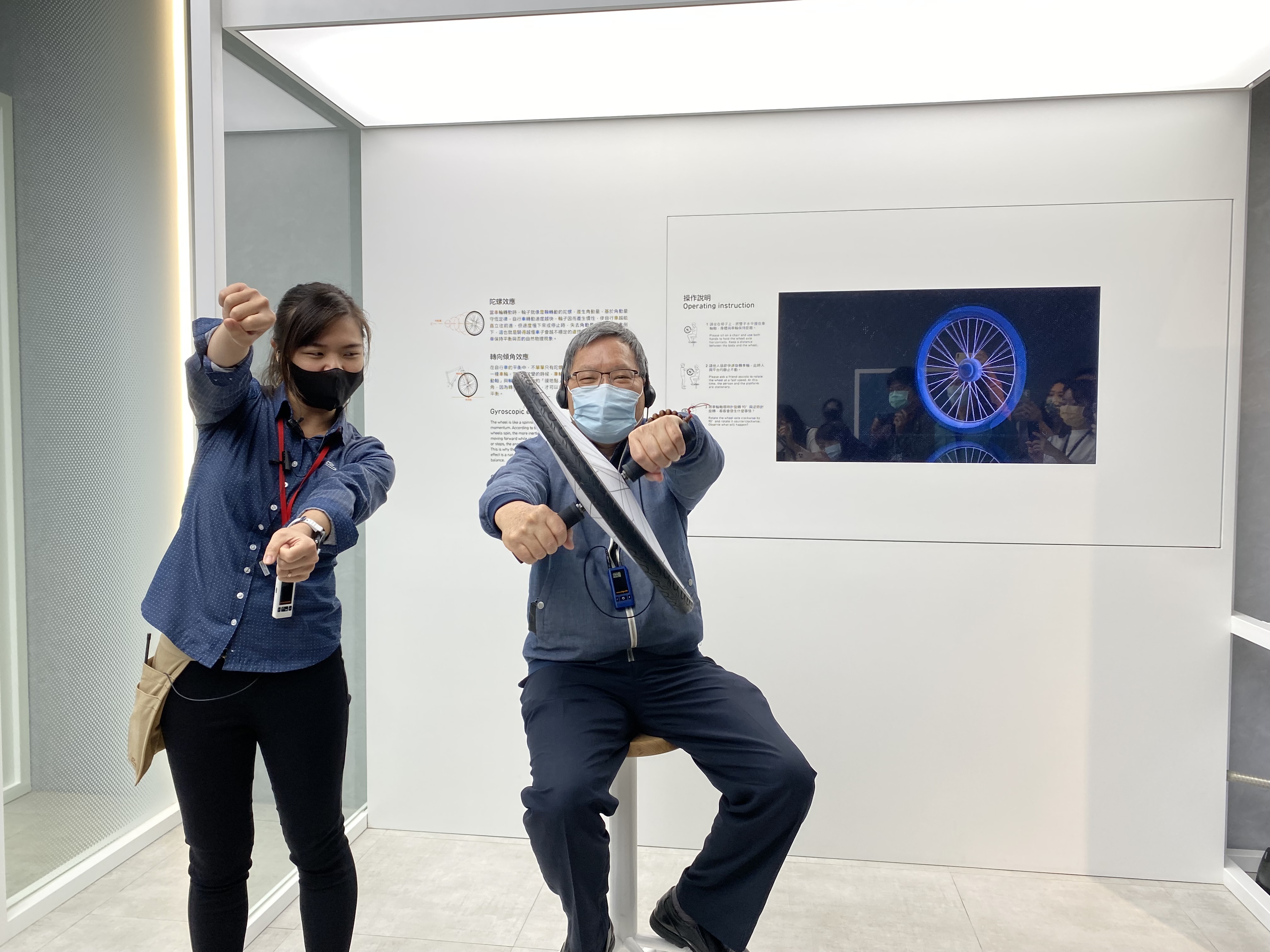 財政部長蘇建榮10日參訪巨大自行車文化探索館，並體驗自行車的平衡效應。(圖／陳林幸虹 攝)