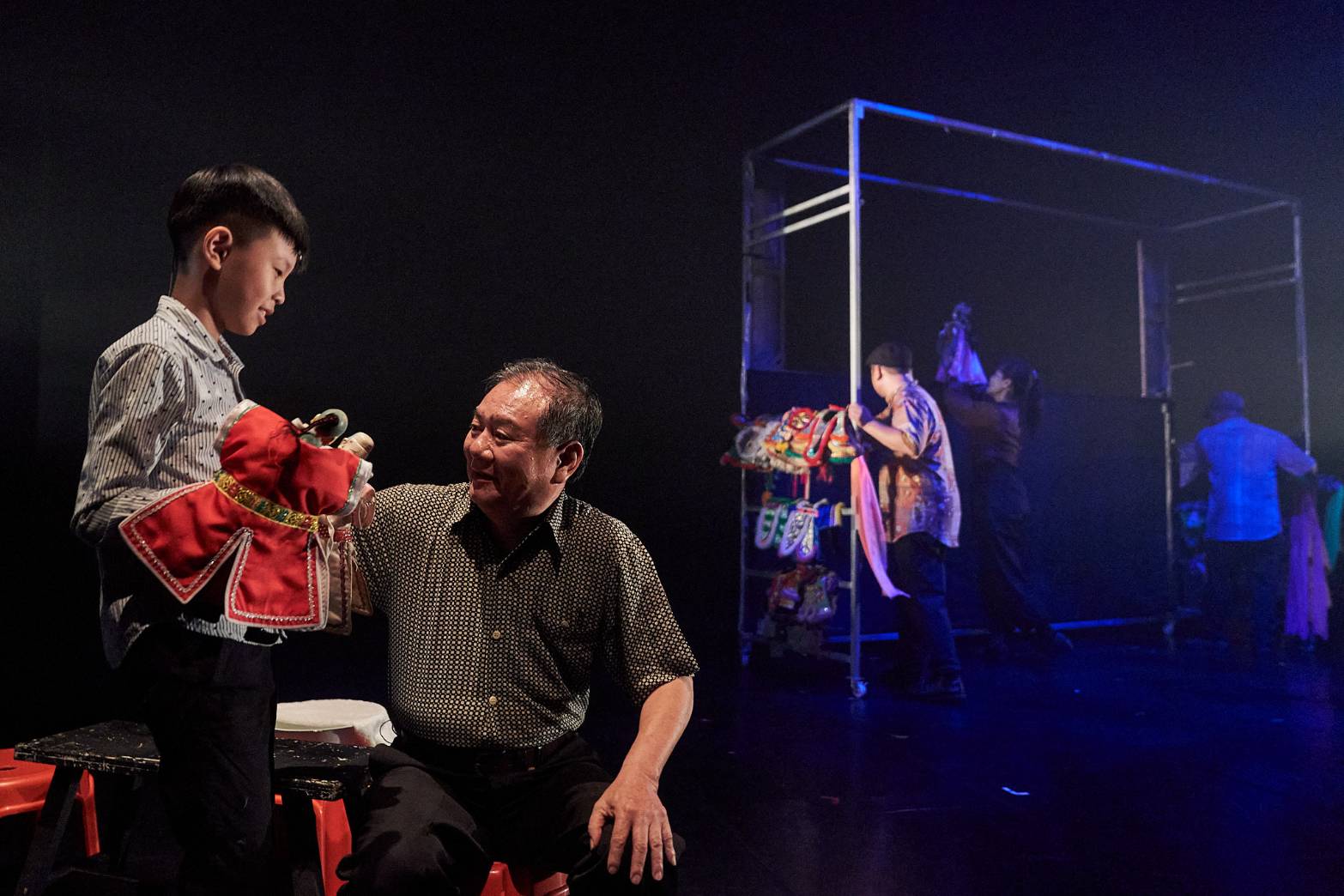 真快樂掌中劇團全新創作《王爺飯》敘述布袋戲班生涯人生酸甜苦辣，將於12月17至19日在台灣戲曲中心小表演廳演出。(真快樂掌中劇團提供)