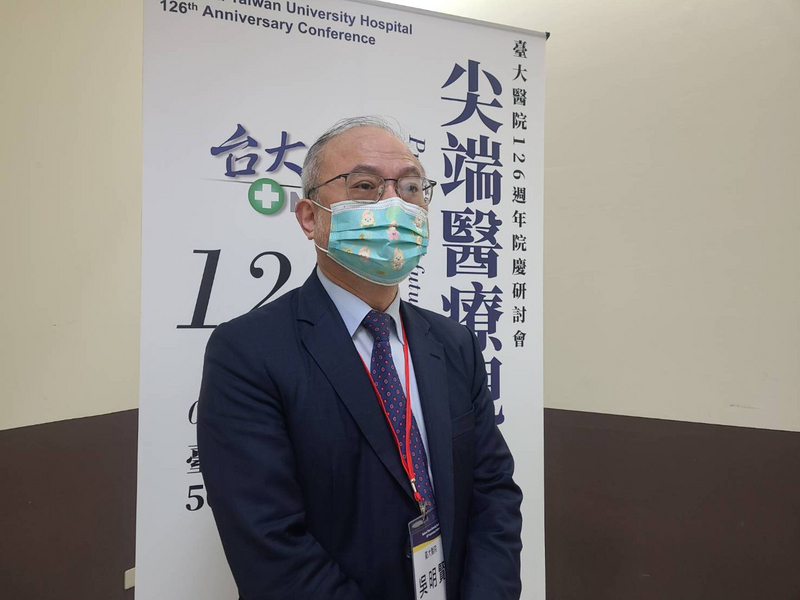 台大醫院院長吳明賢11日出席院慶研討會時表示，中研院P3實驗室人員染疫案應是單一事件，推測是人員穿脫防護衣時沒注意，導致病毒污染環境，所幸接觸者均陰性，有望度過危機。 (圖：中央社)