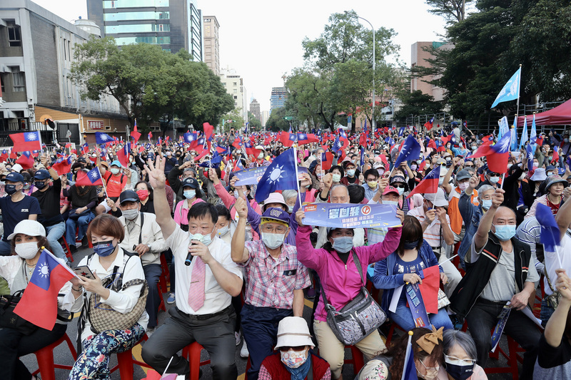 4大公投案18日將投票，國民黨「戰鬥藍」把握公投前黃金週末，11日在立法院旁舉辦「4個同意 就是民意」公投說明會，全力呼籲民眾投下4個同意，現場吸引大批民眾參與。 (圖：中央社)