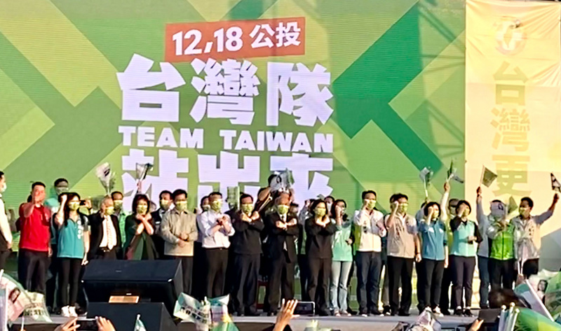 民進黨11日在台中市烏日區舉辦「四個不同意 台灣更有力」公投說明會，號召台灣隊站出來，一起用4個不同意守護台灣未來。（民進黨部提供）