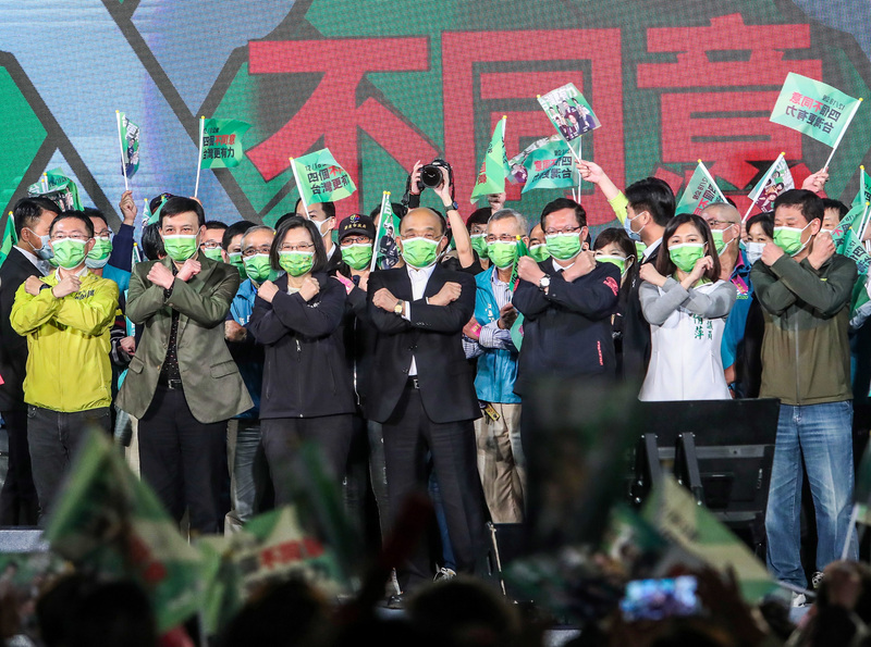 總統蔡英文（前左3）、行政院長蘇貞昌（前左4）及桃園市長鄭文燦（前右3）等人11日晚間在新北市三重綜合運動場出席公投說明會，一同在胸前比出打叉手勢，籲請民眾18日務必向4大公投案投下4個不同意。中央社記者吳家昇攝　110年12月11日 (圖：中央社)
